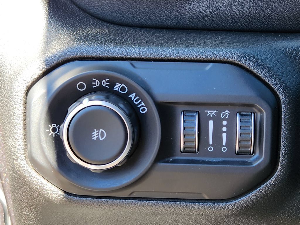 Used 2020 Jeep Wrangler Unlimited Sahara AWD/4WD image 13