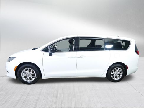 Used 2024 Chrysler Voyager LX FWD image 4