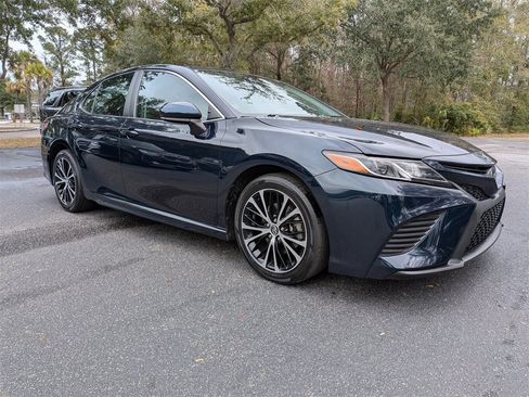 Used 2020 Toyota Camry SE image 2