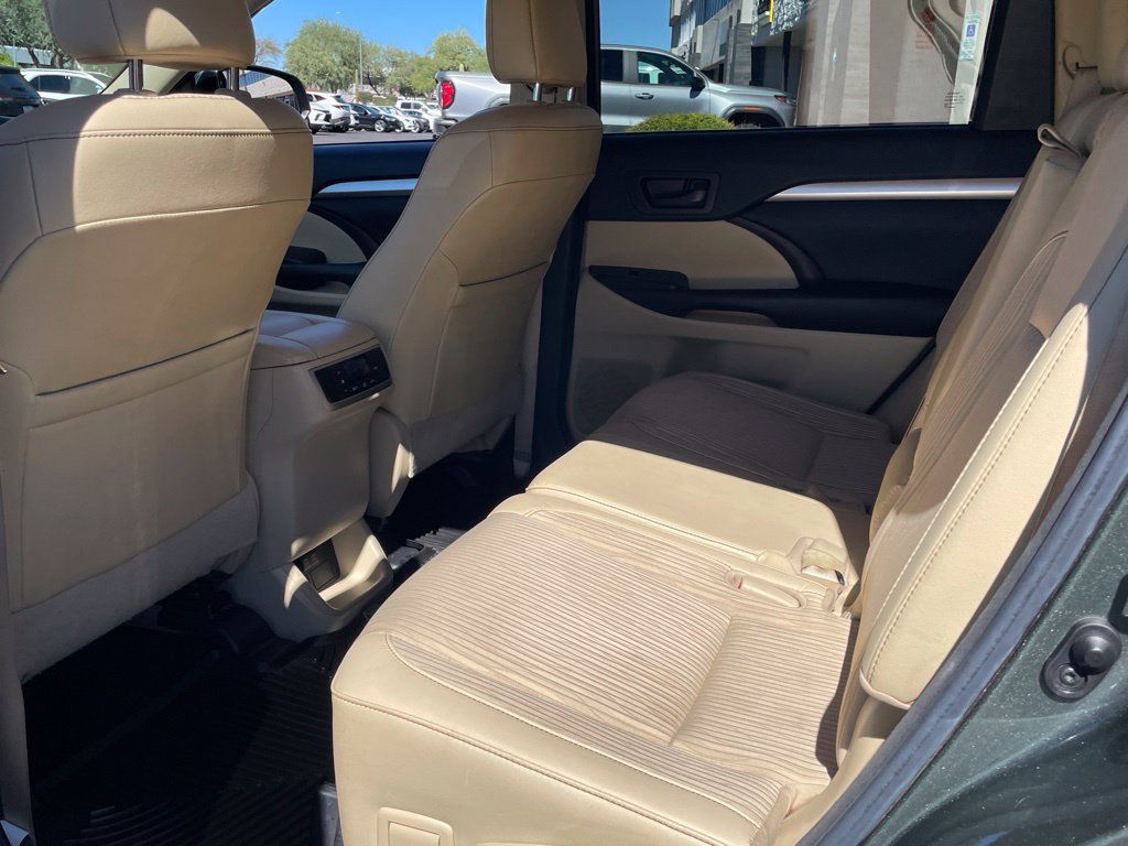 Used 2017 Toyota Highlander Plus FWD image 10