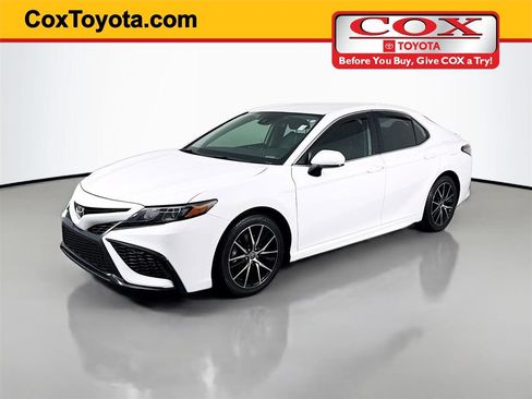 Certified 2021 Toyota Camry SE image 1