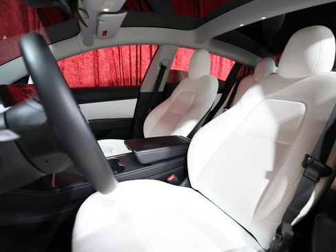 Used 2021 Tesla Model 3 Standard Range Plus image 13