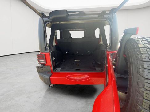 Used 2017 Jeep Wrangler Unlimited Sahara w/ Connectivity Group AWD/4WD image 16