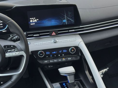 Used 2025 Hyundai Elantra Limited image 21