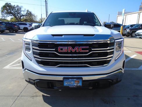 Used 2025 GMC Sierra 1500 SLT image 2