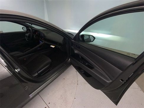 Used 2025 Hyundai Elantra Sport image 23