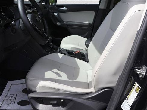 Used 2018 Volkswagen Tiguan SE w/ Panoramic Sunroof Package AWD/4WD image 11