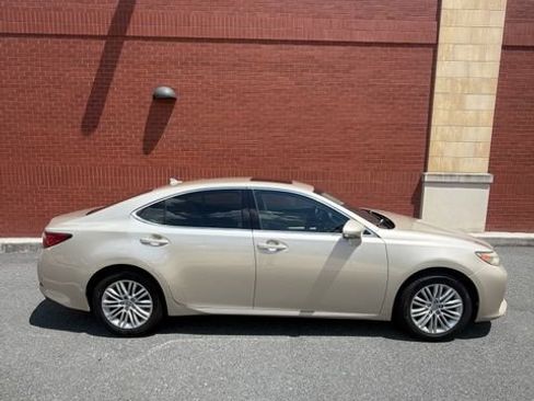 Used 2013 Lexus ES 350 w/ Luxury Pkg FWD image 2