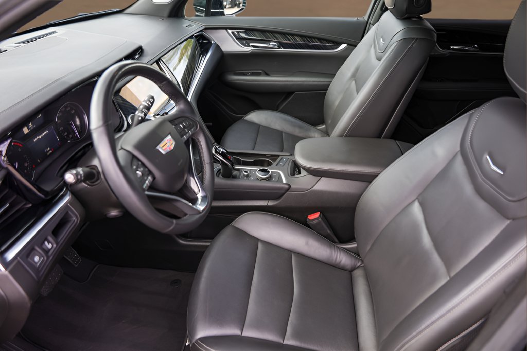 Certified 2025 Cadillac XT6 Premium Luxury FWD image 9