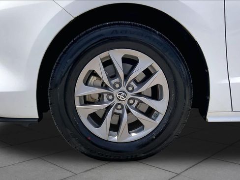 Used 2023 Toyota Sienna LE FWD image 11