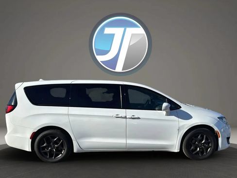 Used 2020 Chrysler Pacifica Touring w/ S Appearance Package FWD image 4