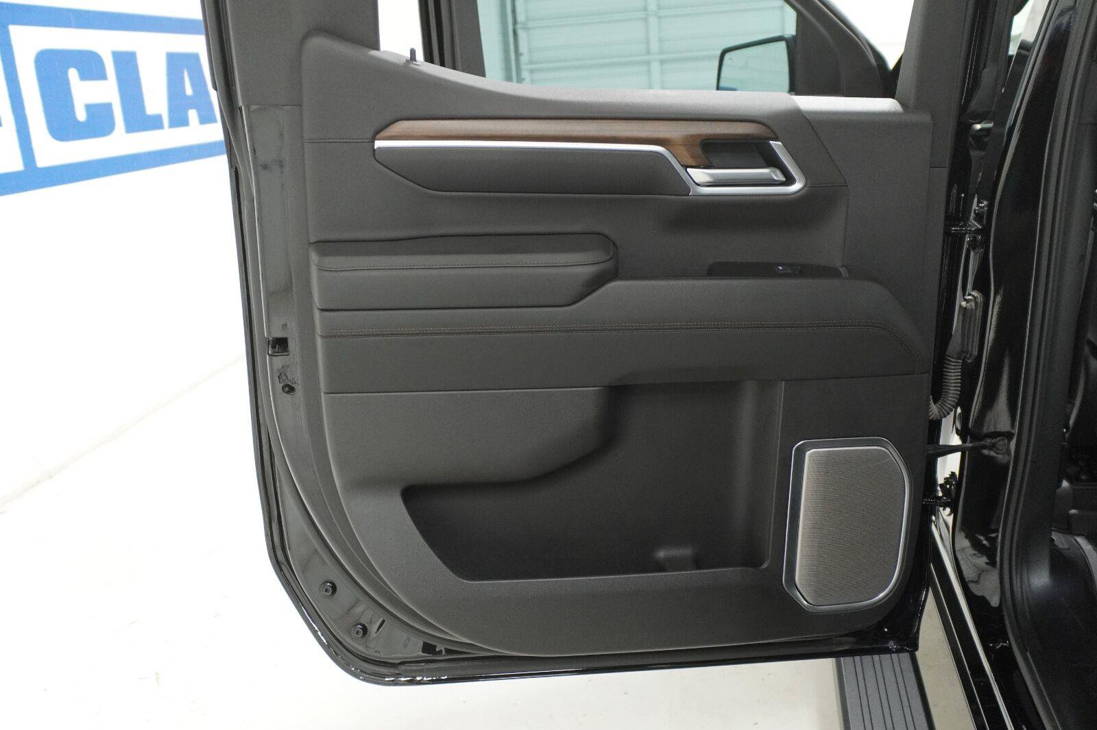 Used 2025 Chevrolet Silverado 1500 High Country w/ High Country Premium Package AWD/4WD image 29