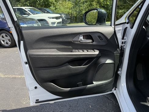 Used 2026 Chrysler Pacifica Select FWD image 8