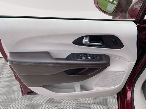 Used 2020 Chrysler Pacifica Touring-L FWD image 16