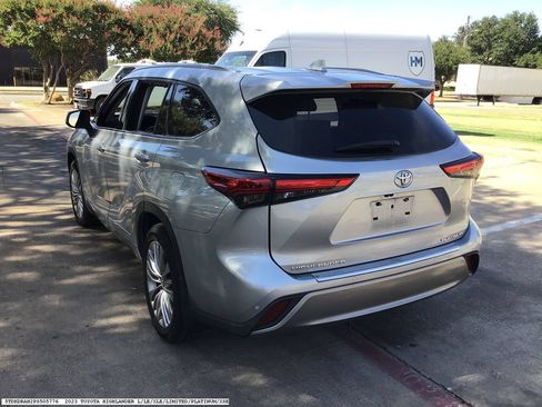 Used 2023 Toyota Highlander Platinum FWD image 4