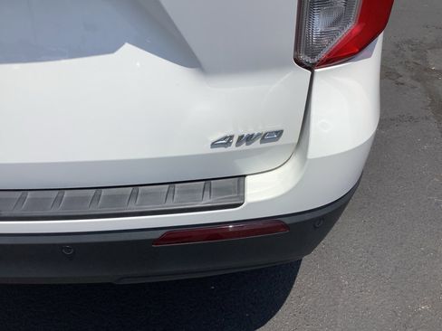 Used 2022 Ford Explorer XLT image 9