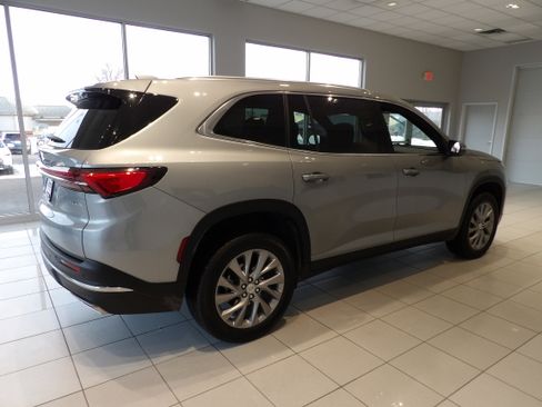 Used 2025 Buick Enclave Preferred image 4