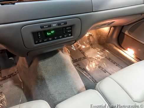 Used 1999 Lincoln Town Car Signature RWD image 18