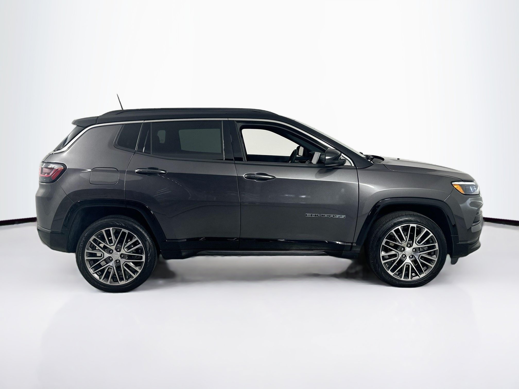 Used 2023 Jeep Compass Limited w/ Elite Group AWD/4WD image 4