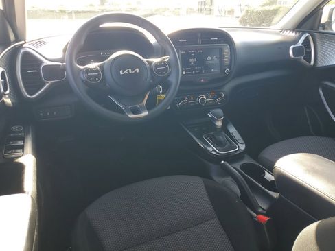 Used 2025 Kia Soul LX image 11