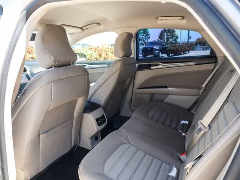 Used 2019 Ford Fusion SE FWD image 18