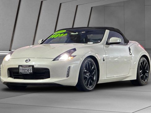 Used 2018 Nissan 370Z Touring image 8