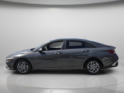 Used 2024 Hyundai Elantra Blue FWD image 3