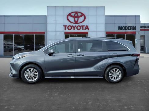 Used 2025 Toyota Sienna XLE image 8