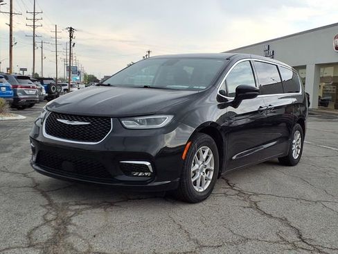 Used 2024 Chrysler Pacifica Touring-L image 1