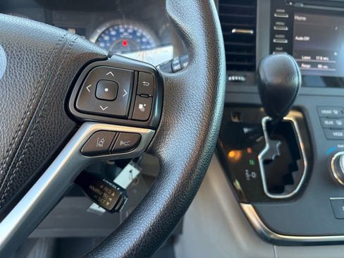 Used 2019 Toyota Sienna LE w/ Carpet Mat Package FWD image 25