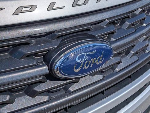 Used 2018 Ford Explorer XLT w/ Equipment Group 202A image 10