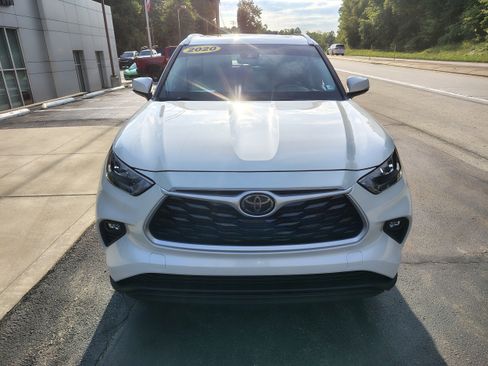Used 2020 Toyota Highlander XLE AWD/4WD image 3