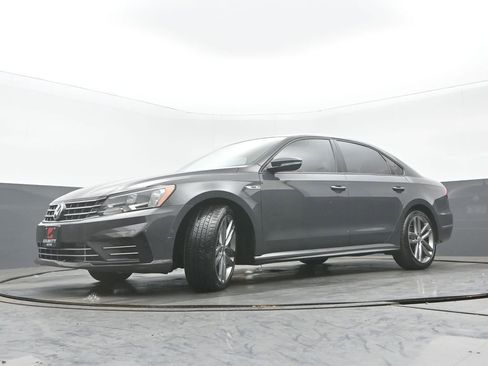 Used 2018 Volkswagen Passat 2.0T R-Line image 28