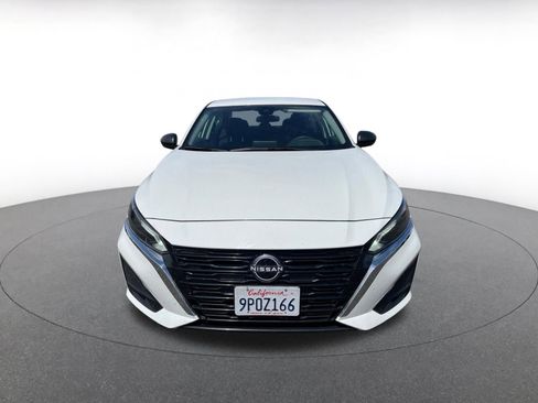 Used 2025 Nissan Altima 2.5 SV FWD image 2