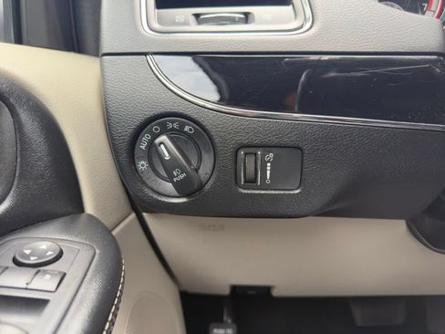 Used 2020 Dodge Grand Caravan SXT FWD image 12