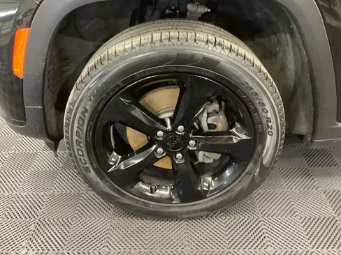 Used 2023 Jeep Grand Cherokee L Limited w/ Black Appearance Package image 2