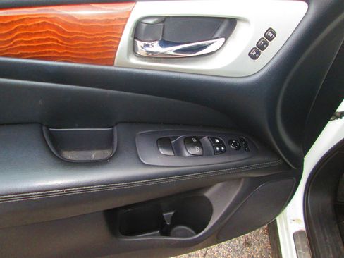 Used 2017 Nissan Pathfinder Platinum image 13