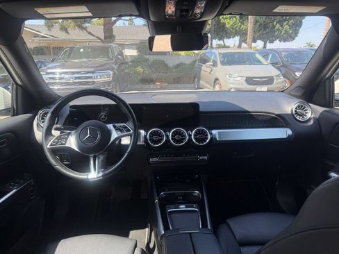Used 2025 Mercedes-Benz GLB 250 image 32