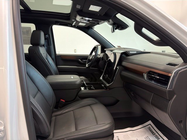 Used 2025 GMC Yukon Denali w/ Sun & Power Step Package AWD/4WD image 42