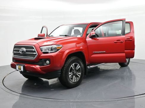 Used 2017 Toyota Tacoma TRD Sport image 25