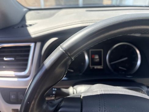 Used 2019 Toyota Highlander XLE AWD/4WD image 11