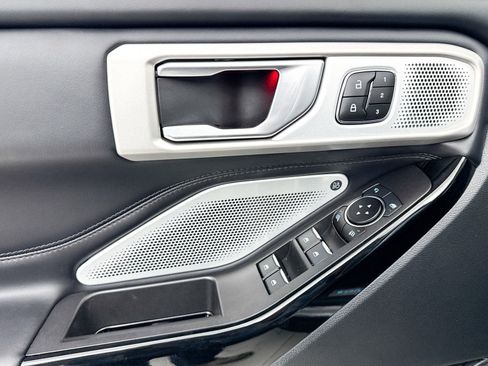 Used 2023 Ford Explorer Platinum w/ Technology Package image 32