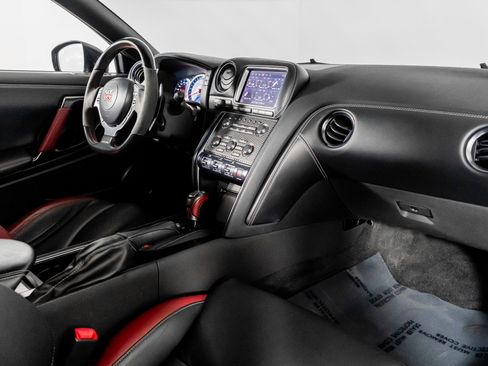 Used 2015 Nissan GT-R Black Edition image 44