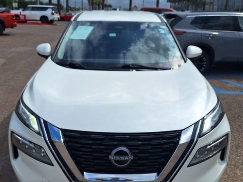 Used 2023 Nissan Rogue SV image 2