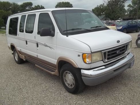 Used 2001 Ford E-150 and Econoline 150 image 2