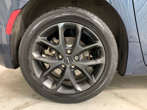 Used 2021 Chrysler Pacifica Touring-L w/ S Appearance Package AWD/4WD image 10