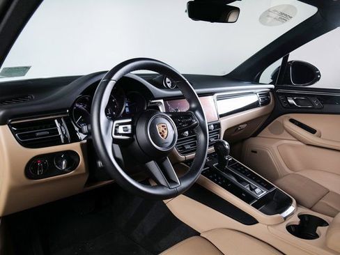 Certified 2025 Porsche Macan image 4
