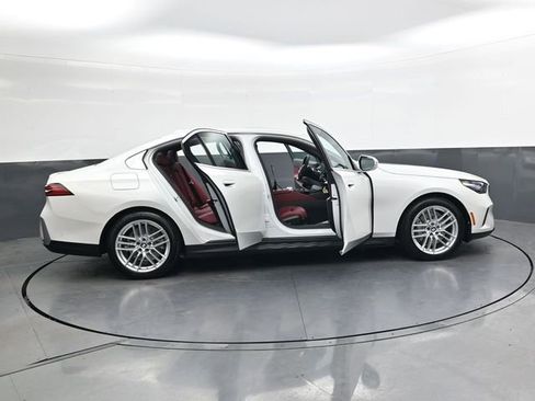 Used 2025 BMW 530i xDrive w/ Premium Package image 33