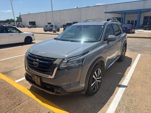 Used 2023 Nissan Pathfinder Platinum FWD image 3