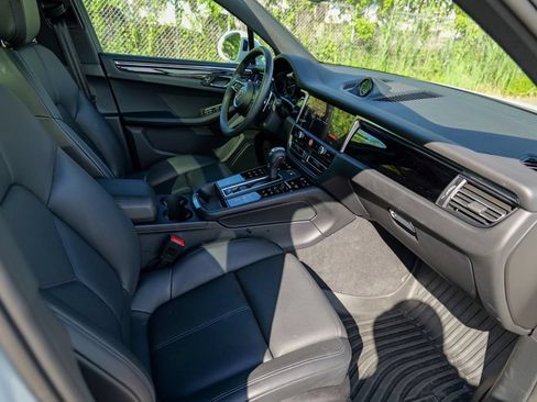 Used 2025 Porsche Macan AWD/4WD image 34
